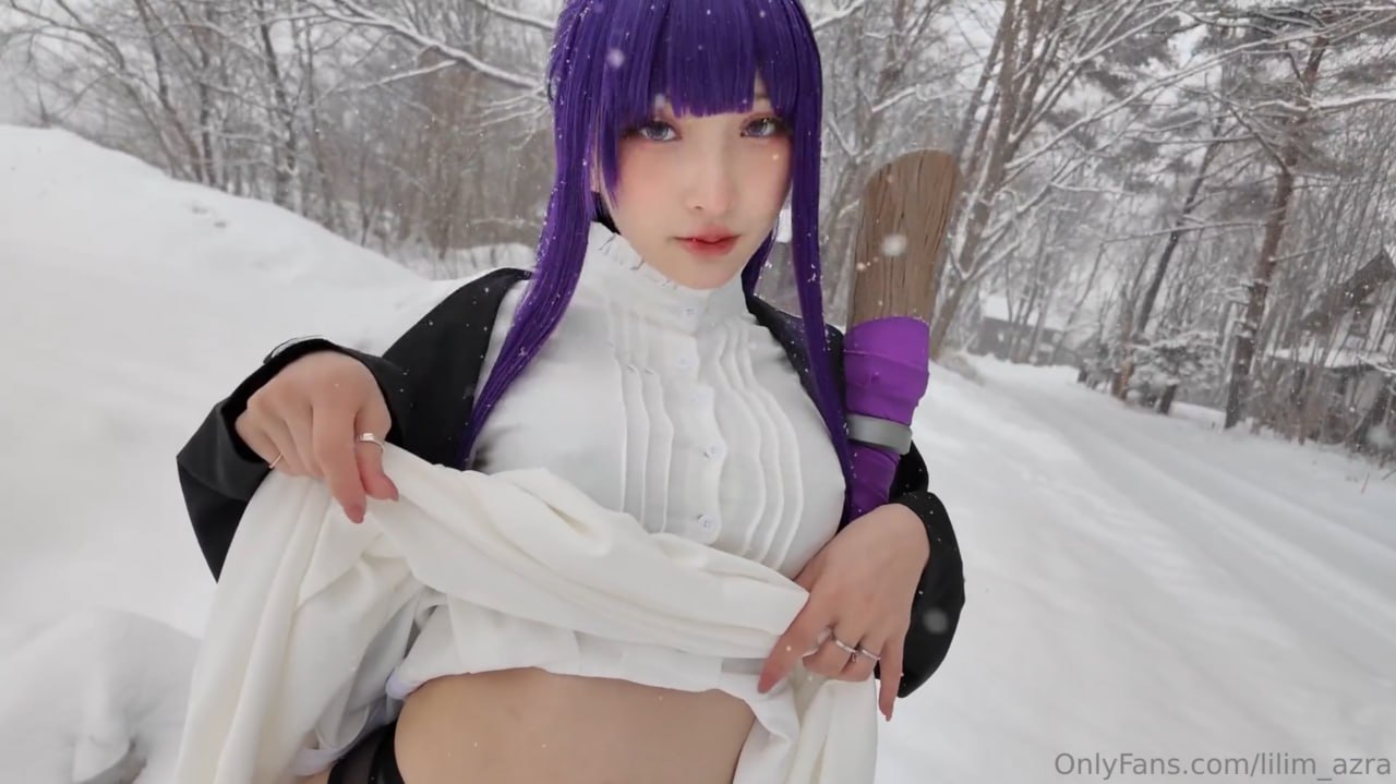 弹跳的棕发美女在大鸡巴上。
